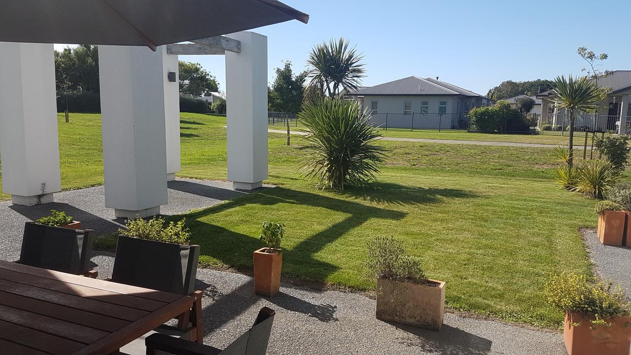 Accommodation In Frimley Hastings Bagian luar foto